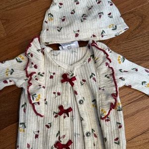 Hat and one piece set.